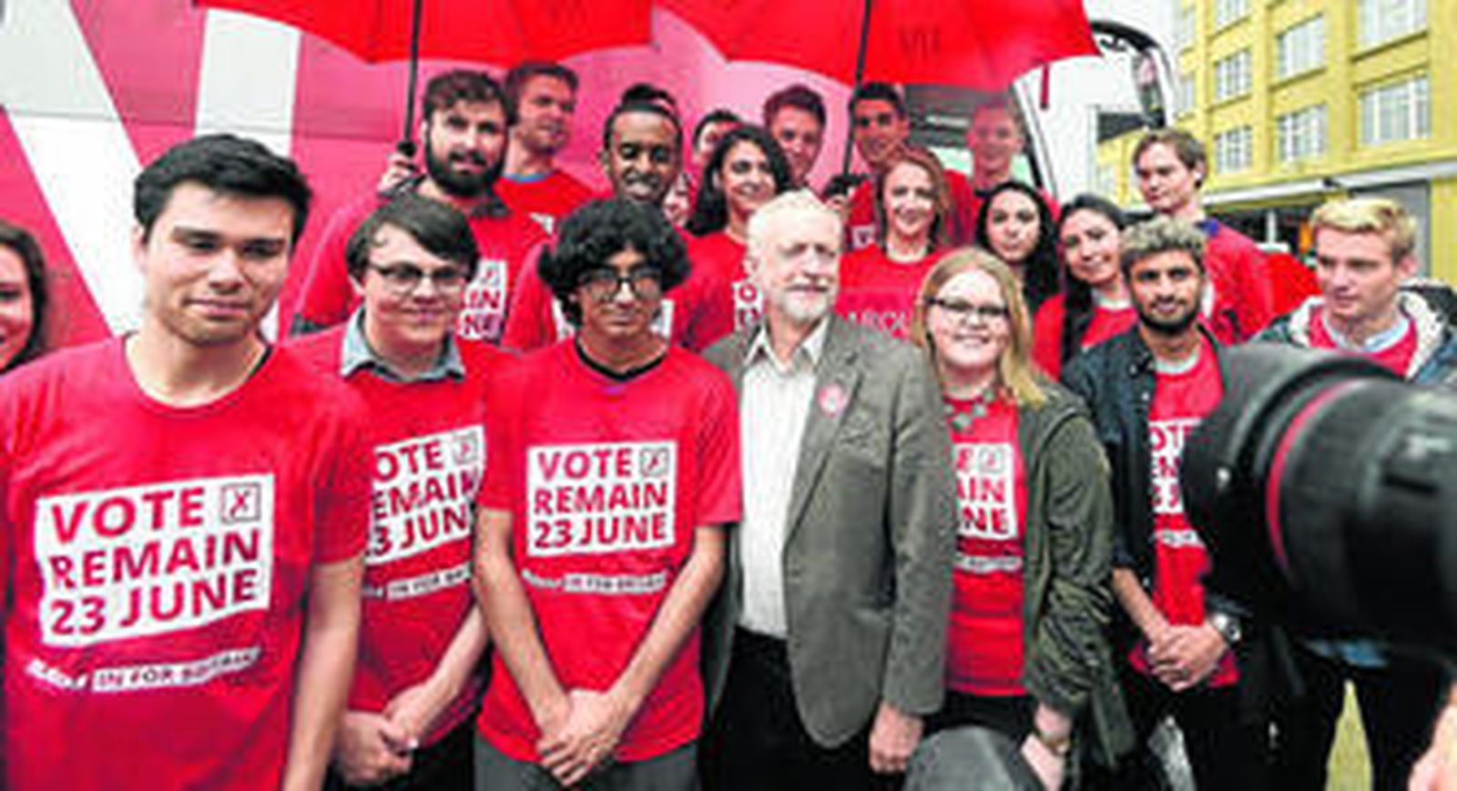 Jeremy Corbyn, rodeado de simpatizantes laboristas en la presentación, el pasado 10 de mayo, de la campaña del partido a favor de la permanencia.