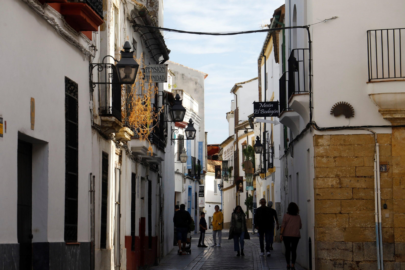 El cableado aéreo campa a sus anchas en el Casco Histórico de Córdoba, en imágenes