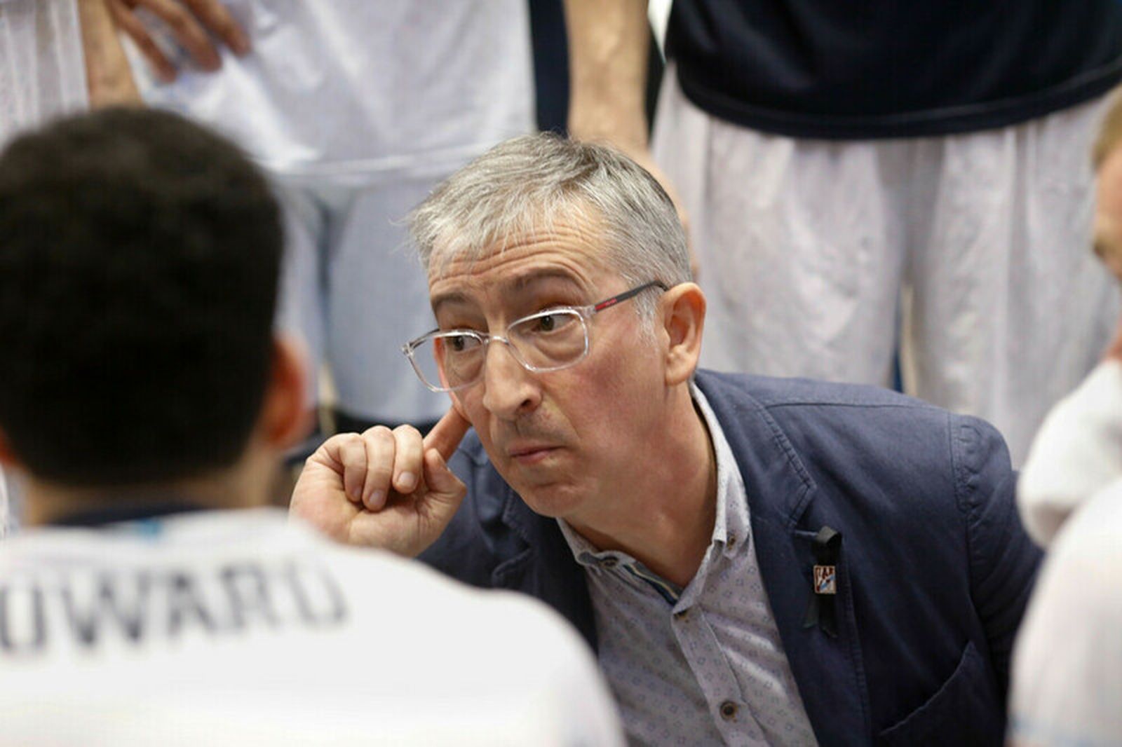 Moncho Fernández durante un tiempo muerto de Obradoiro.