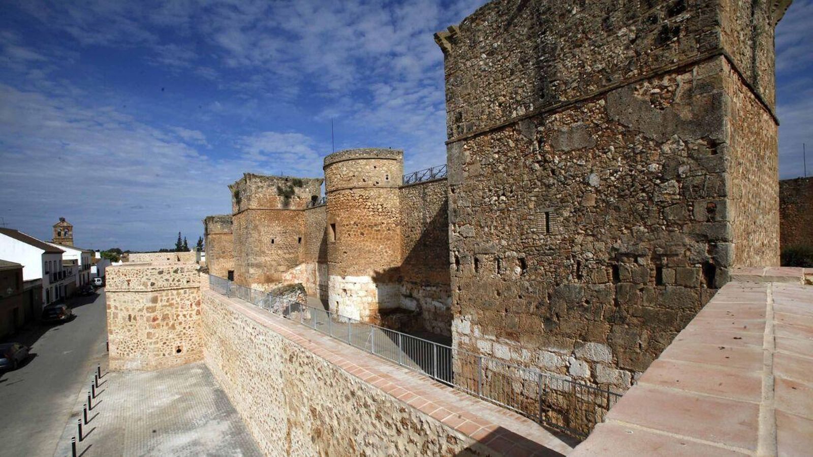 Barbacana restaurada del Castillo de Niebla