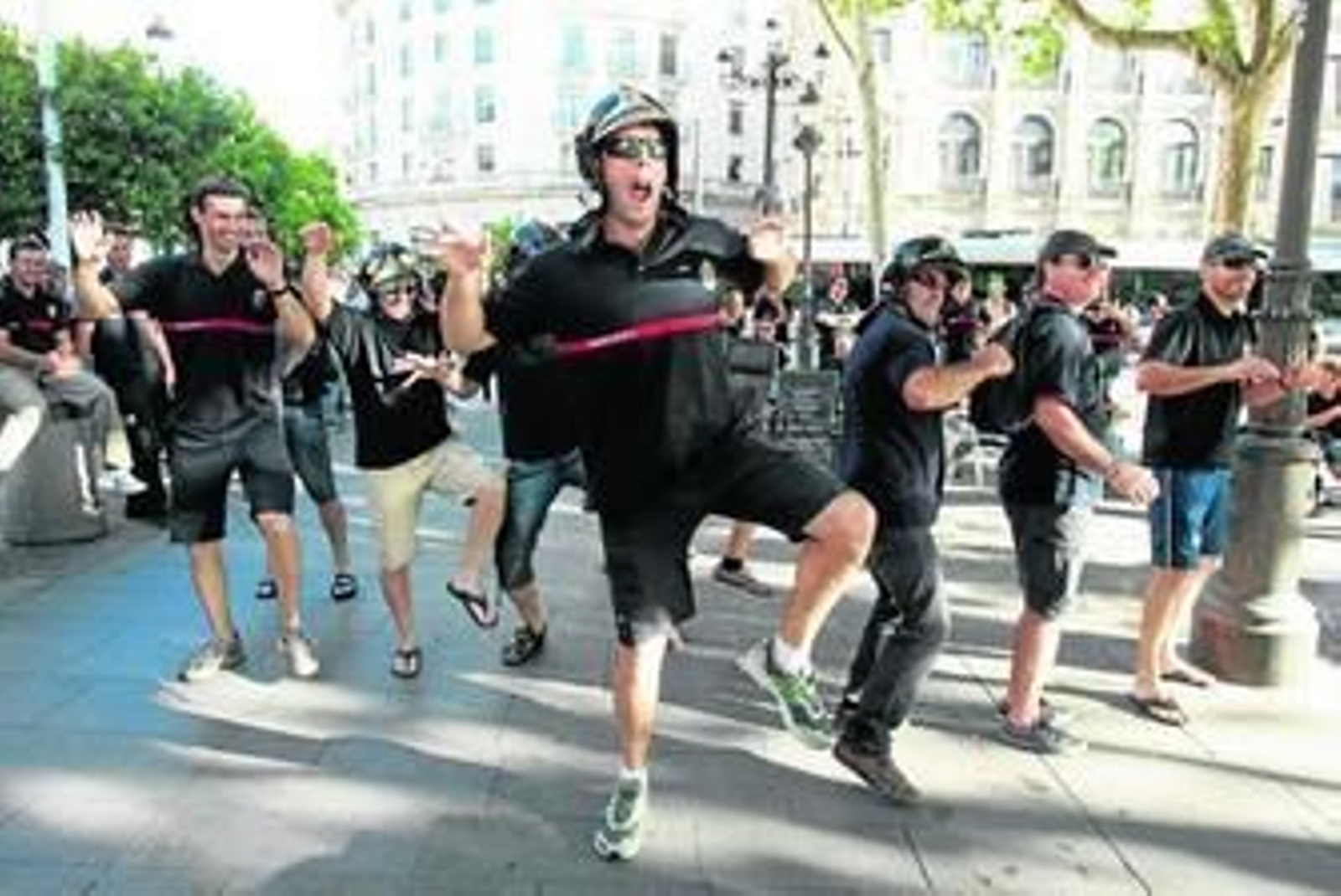 Los bomberos bailan durante la concentración de protesta, ayer por la tarde.