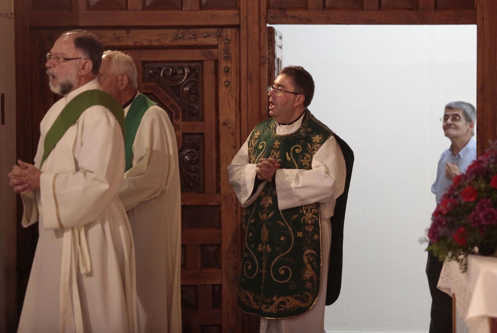 Marcelino Manzano, precedido por quienes concelebraron con él la misa en San Vicente.