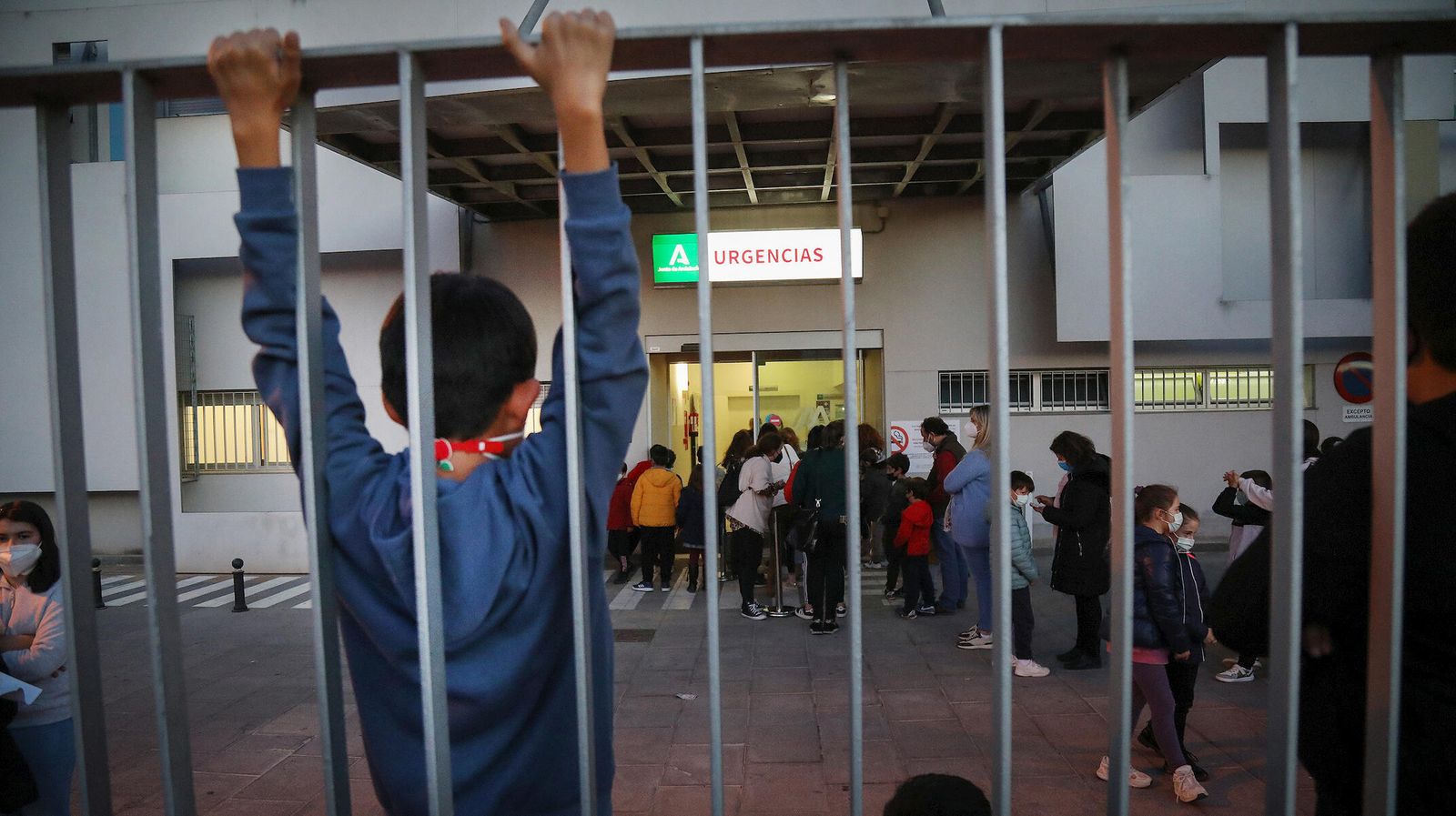 Menores en cola en los primeras días de la apertura de la vacunación infantil.