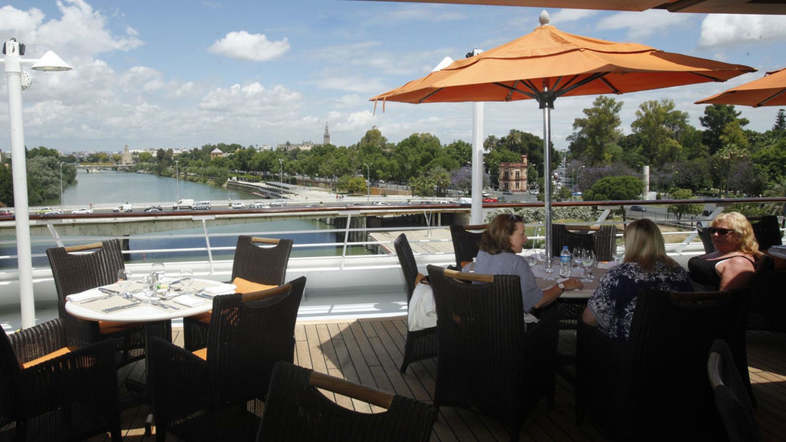 Un crucero en el puerto de Sevilla