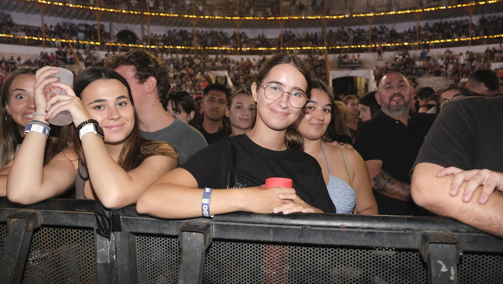 El concierto de Melendi llena de fans la Plaza de Toros de Almería, en imágenes