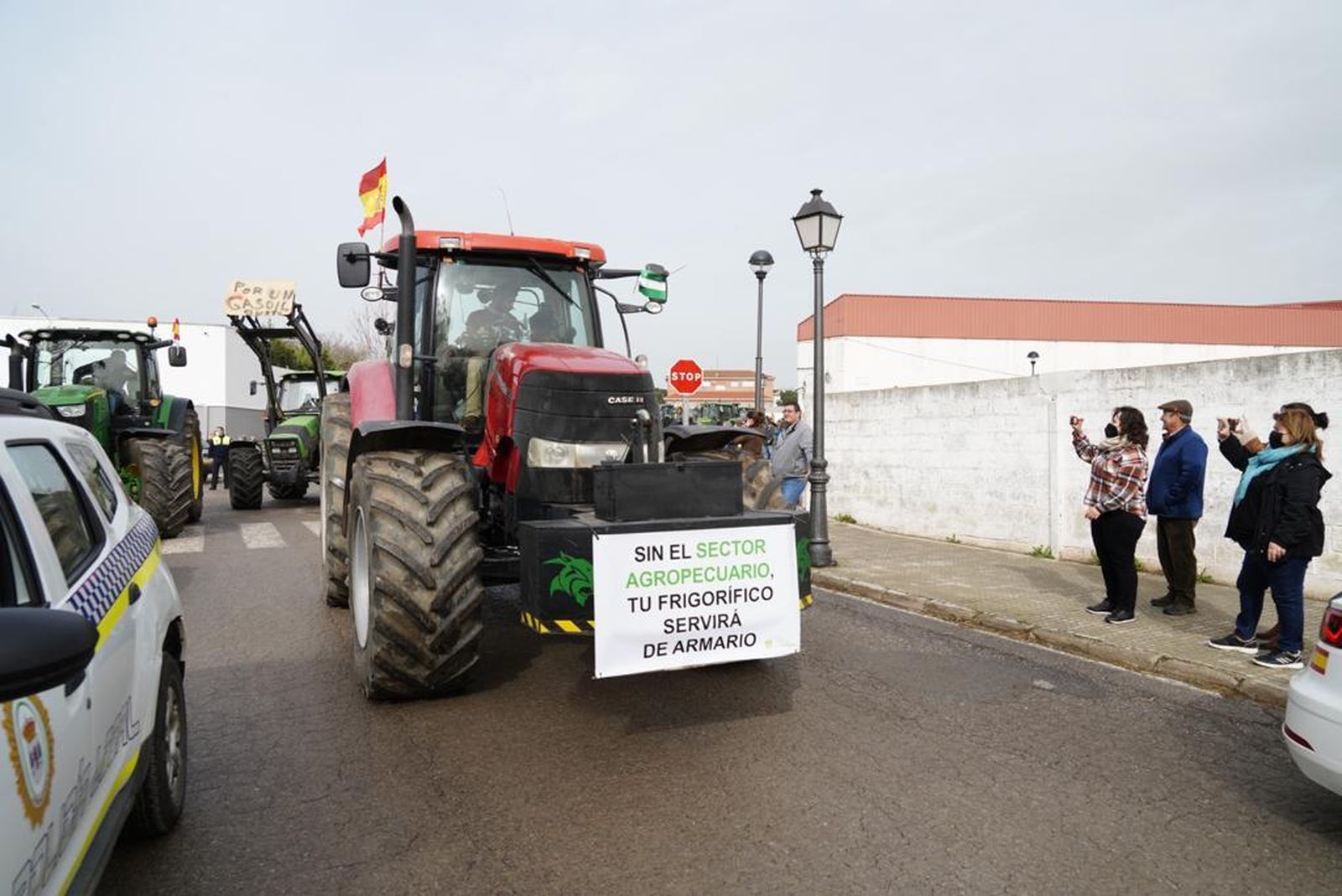 Participantes en la tractorada saliendo de Hinojosa del Duque.