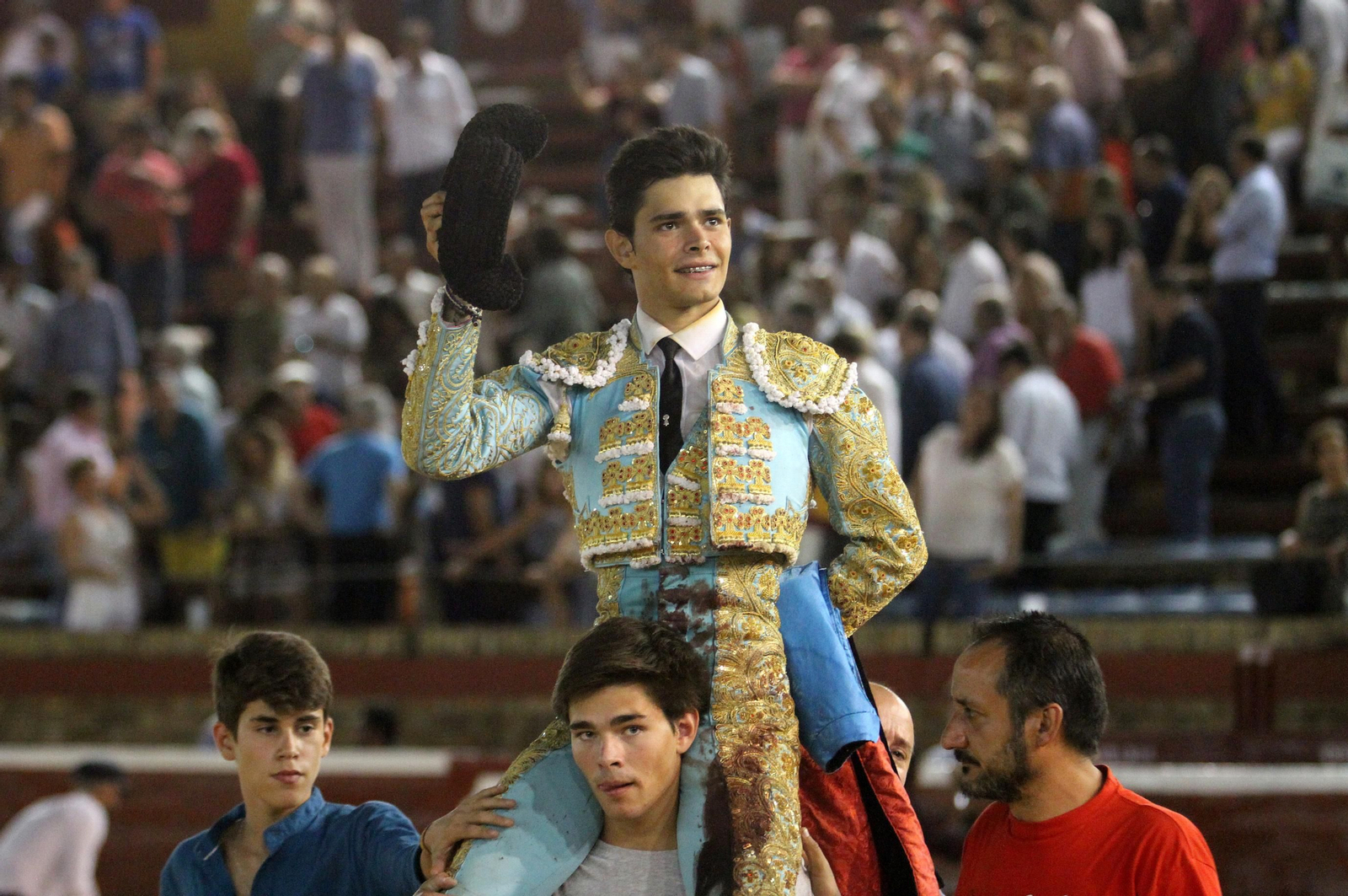 Juan Silva "Juanito" sale a hombros en la Plaza de toros La Merced, en imágenes