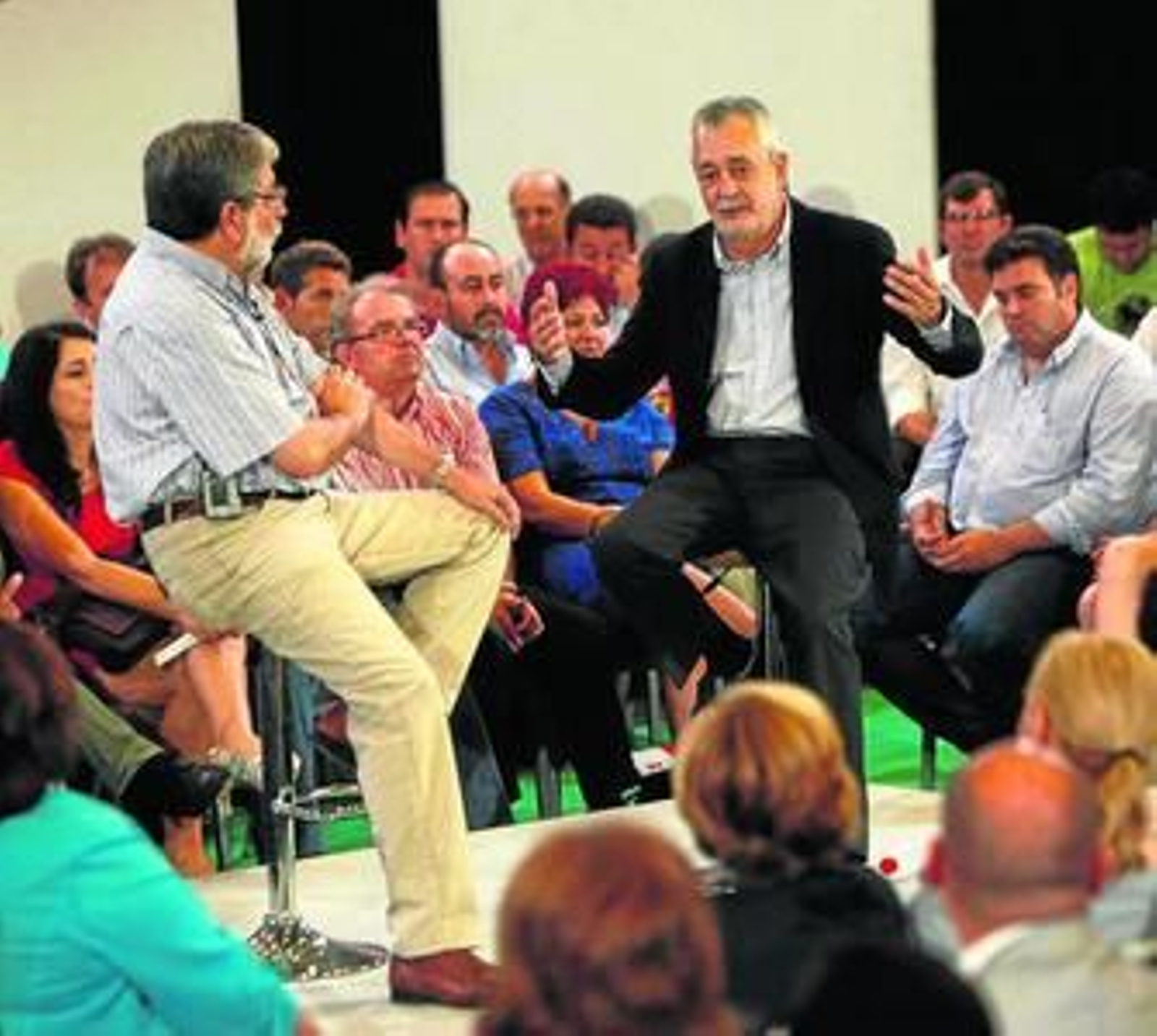 José Antonio Griñán, junto a Francisco Toscano, se dirige a los alcaldes y otros cargos del partido.