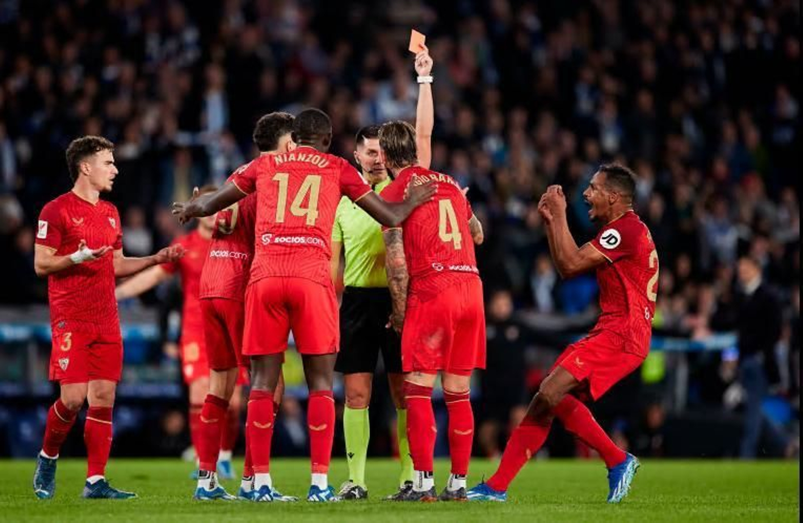 Ortiz Arias muestra la roja a Sergio Ramos tras consultar con el VAR.