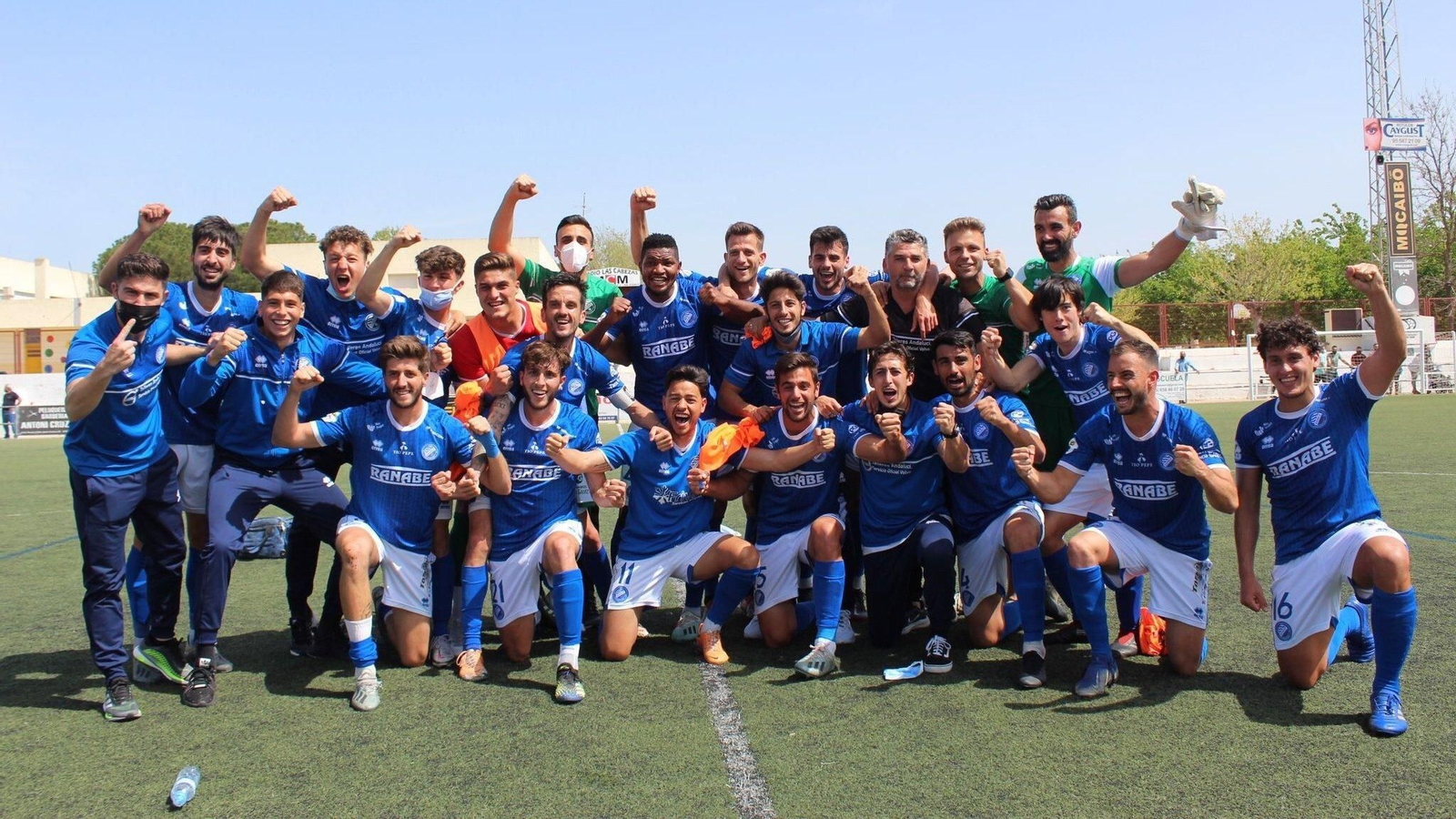 Los jugadores del Xerez DFC celebran en el Carlos Marchena el triunfo y ser primeros de grupo. Los jugadores del Xerez DFC celebran en el Carlos Marchena el triunfo y ser primeros de grupo.