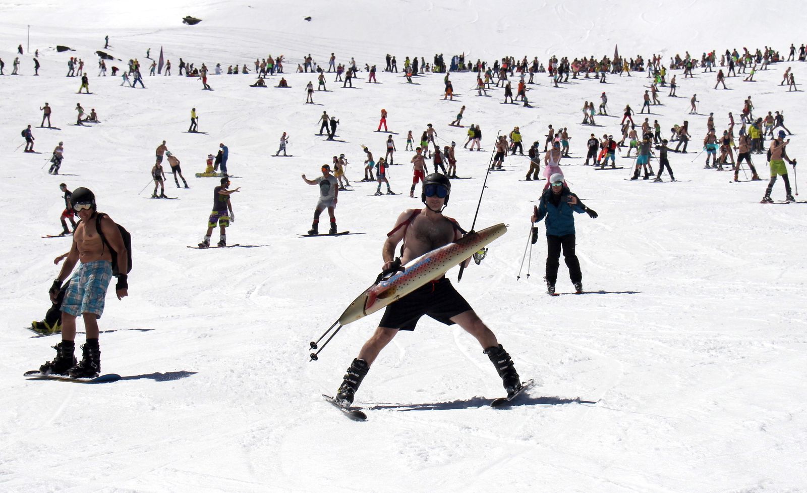 La Bajada en Bañador de Sierra Nevada ha congregado a más de 500 personas