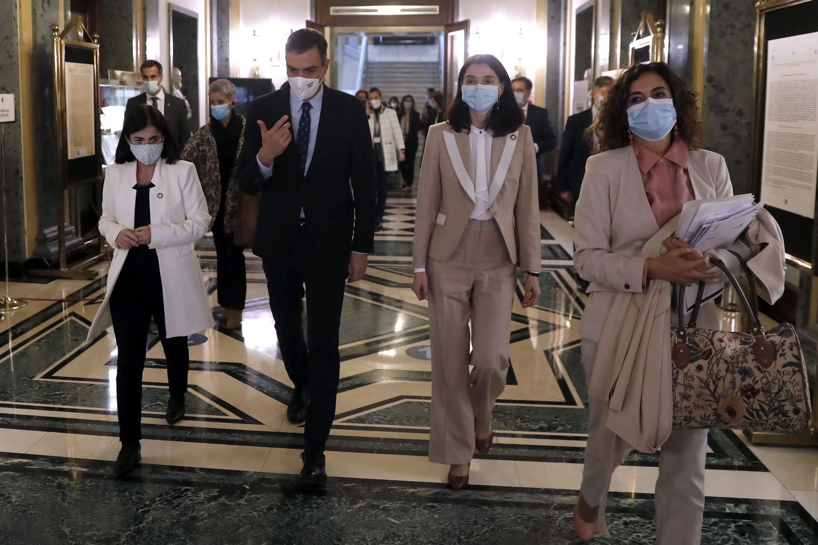 Pedro Sánchez, en el Senado, con la presidenta y las dos ministras que han ido a la Conferencia de Presidentes.