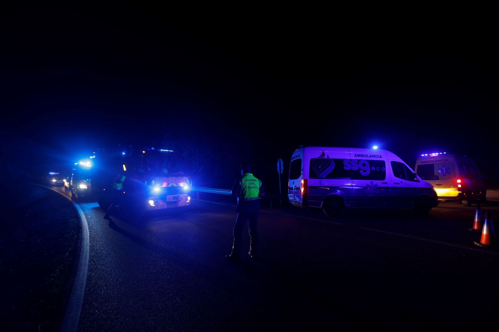 Ambulancias y bomberos, entrando al lugar del descarrilamiento en Adamuz.