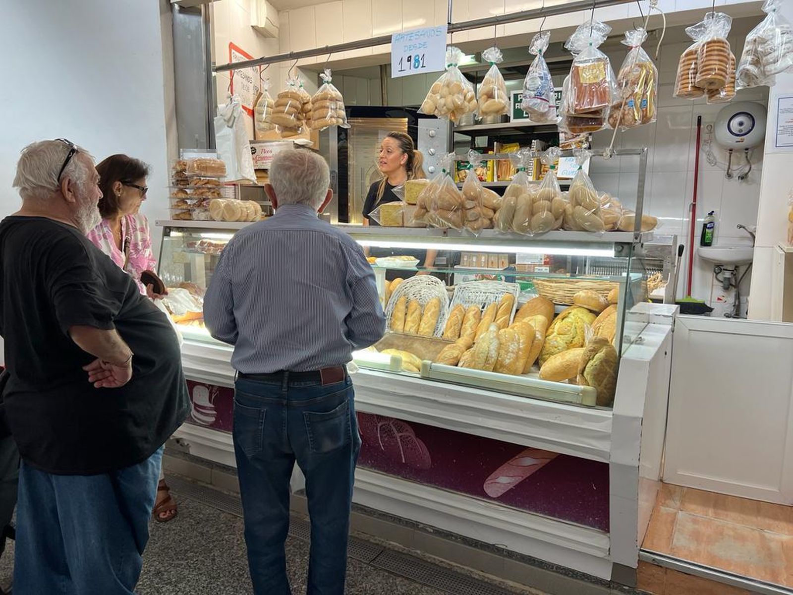 Una mañana de compras en el Mercado Ingeniero Torroja de Algeciras, en imágenes.
