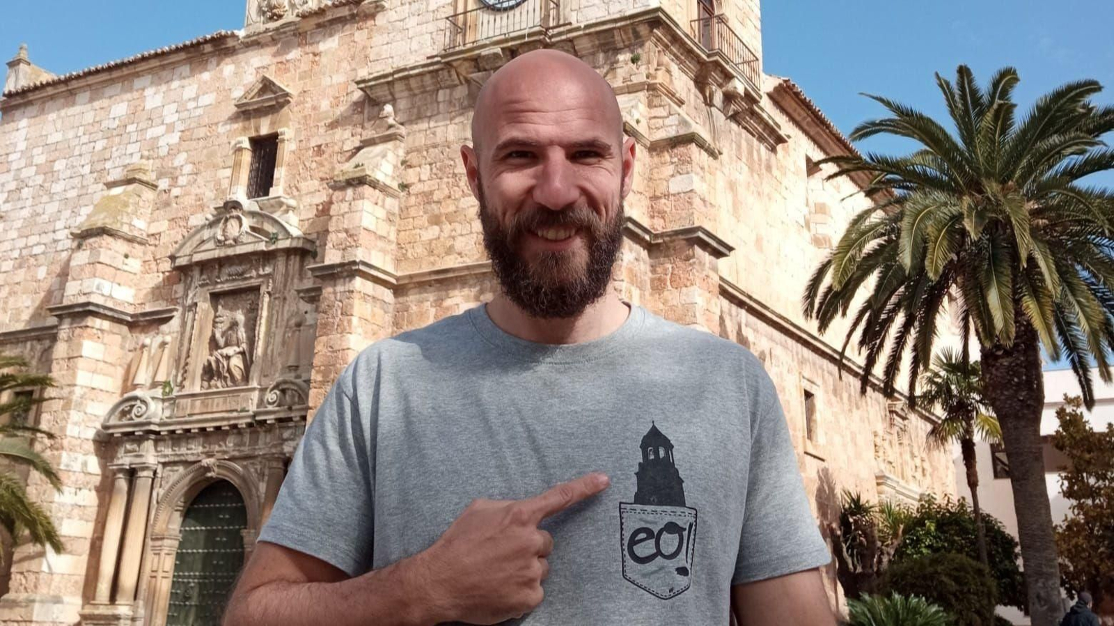 El autor de '¡La vin qué historia!' posa ante la iglesia de San Juan Evangelista, en Mancha Real.