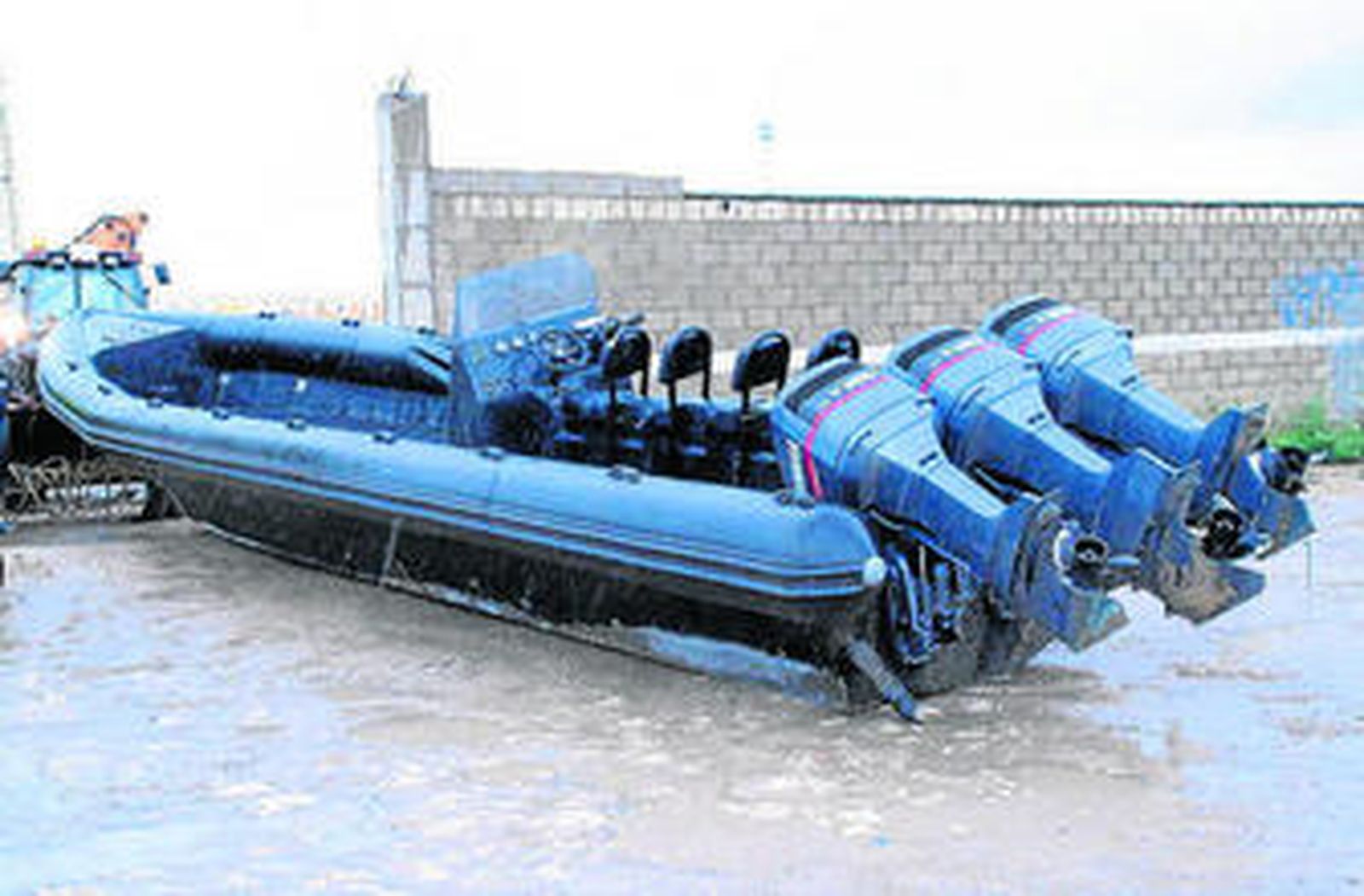 Imagen de la embarcación, ayer, en el campo municipal de fútbol.