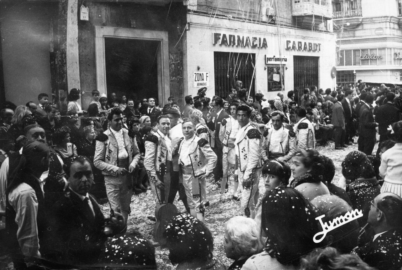 ‘Los fígaros’ (1964), con Paco Alba en el centro, miran a la cámara de Juman en la calle Ancha.