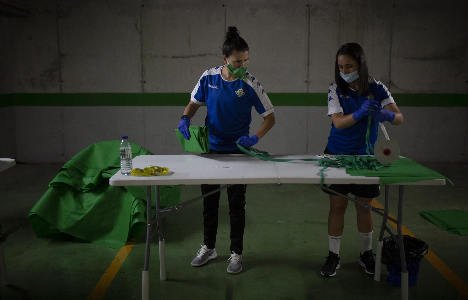 Coronavirus: Las jugadoras del Betis fabrican batas y  mascarillas para los sanitarios