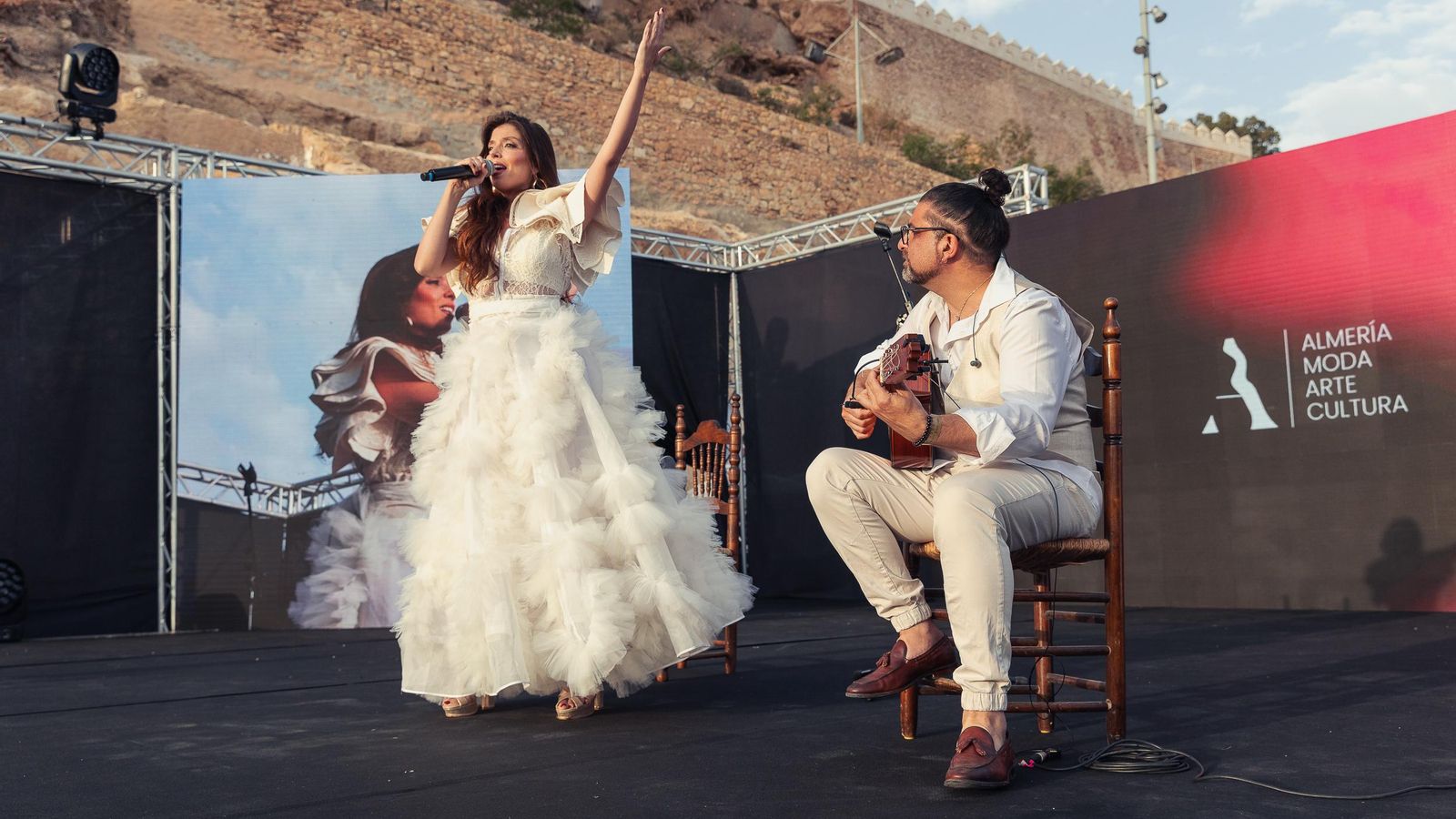María Sorroche con la guitarra de Rubén Campos.