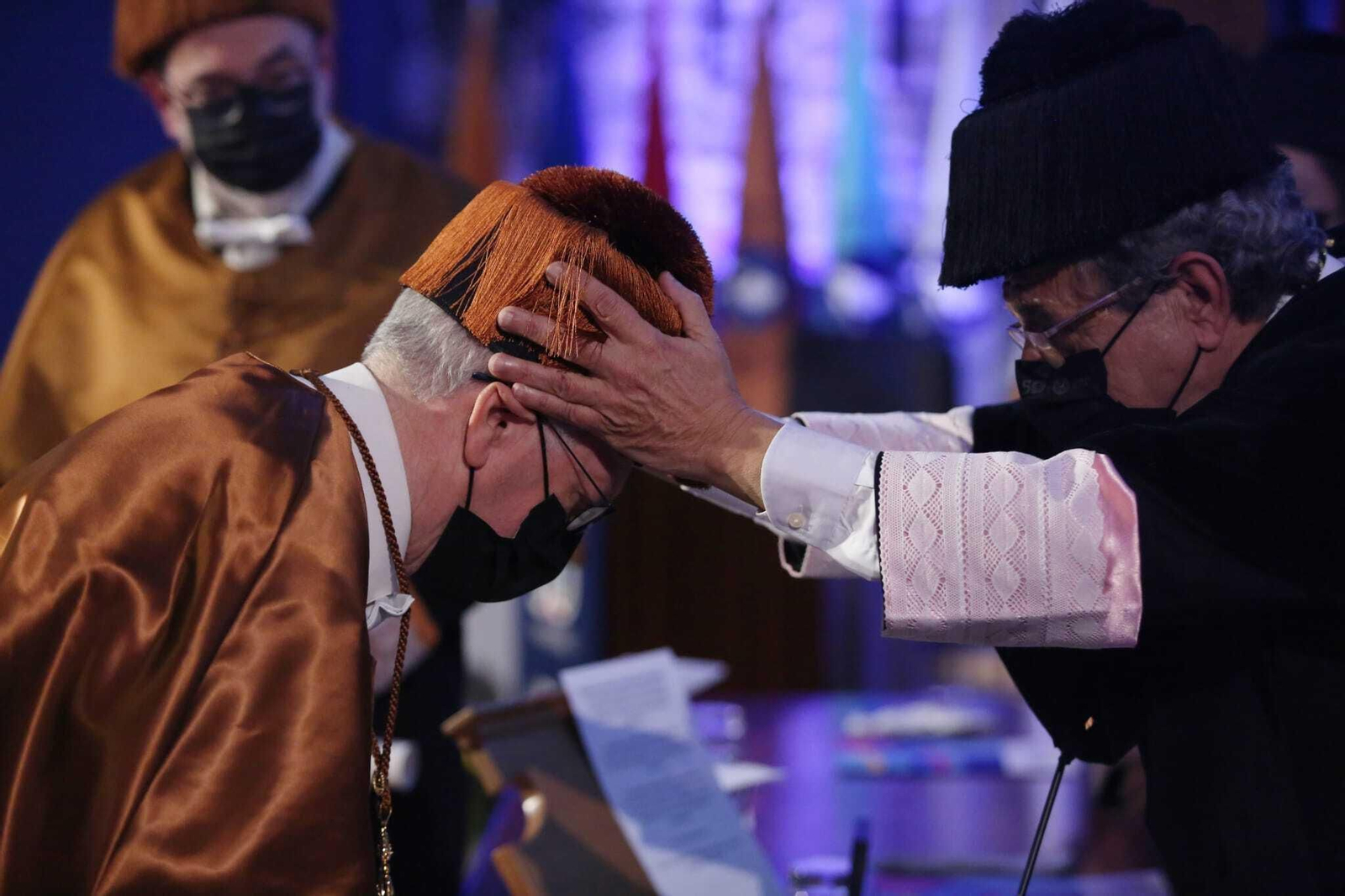 Felipe Romera recibiendo su distinción como Doctor Honoris Causa.