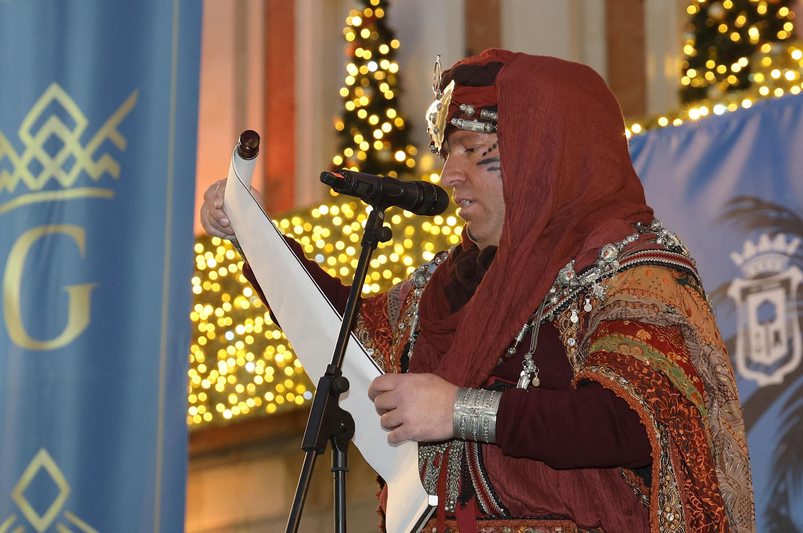 Imágenes del Heraldo Real anunciando la llegada de los Reyes Magos a Huelva