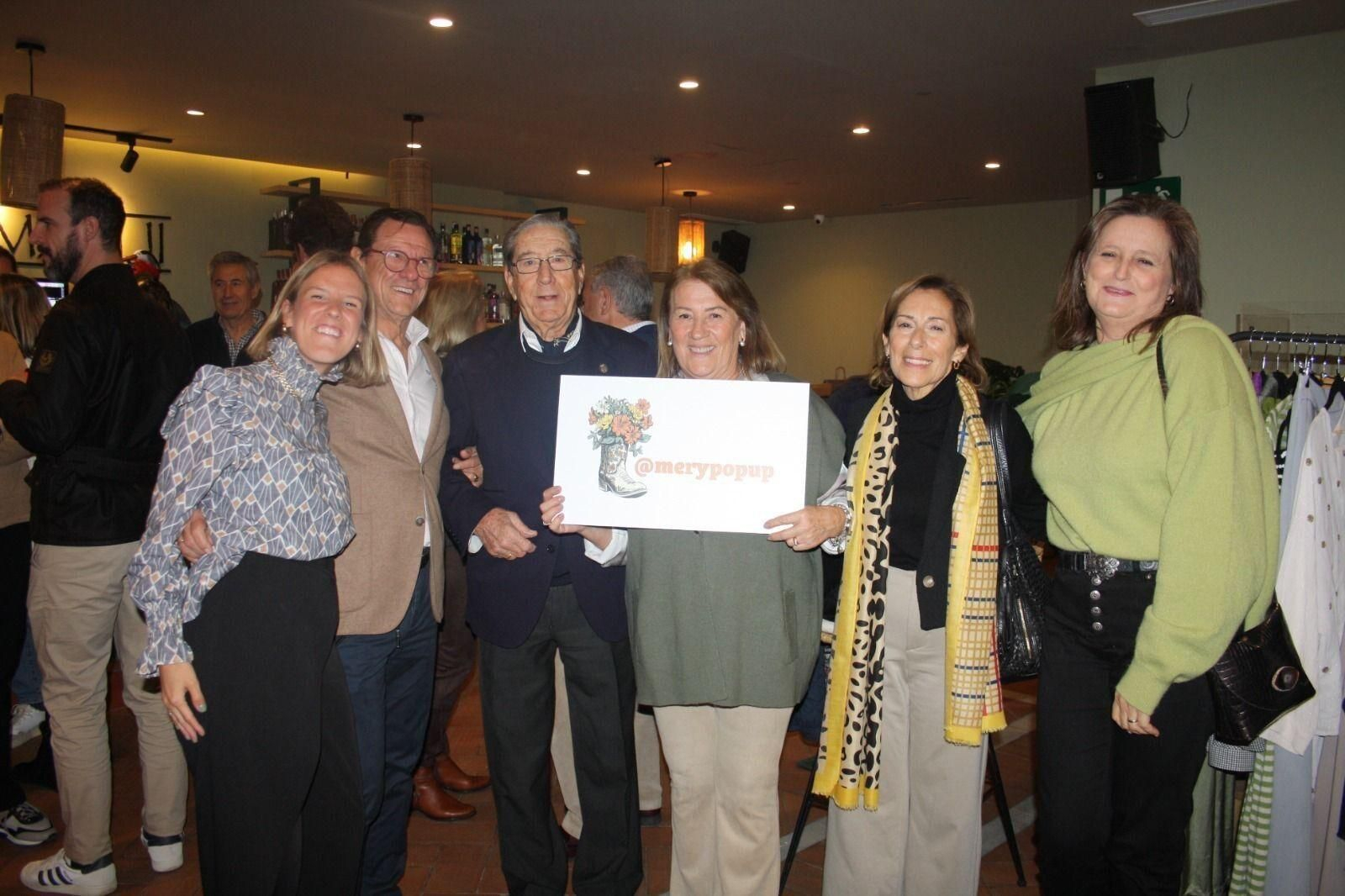 María Caballero, Fernando Caballero, José Ramon Pérez Díaz-Alersi, Macarena Caballero, Carmen Fernández y Sole Blázquez, durante  la celebración en el bar Juanmi, en El Puerto de Santa María.