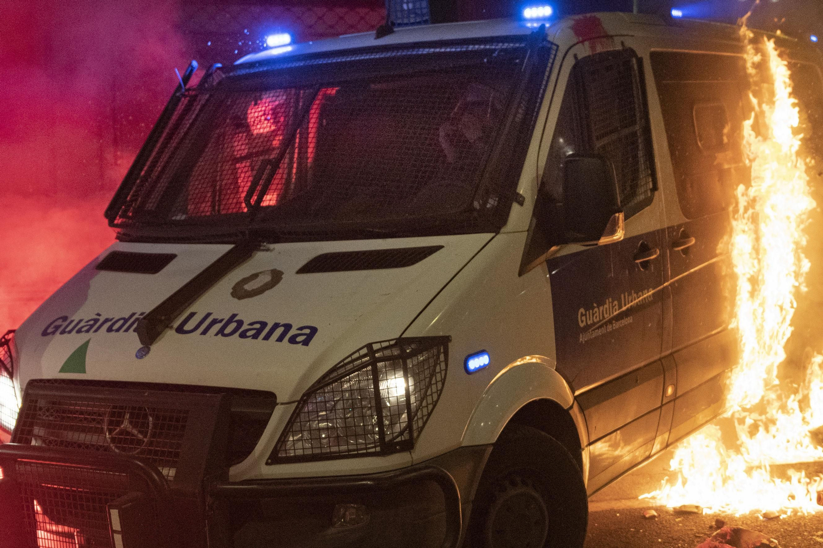 Un coche de la Guardia Urbana ardiendo