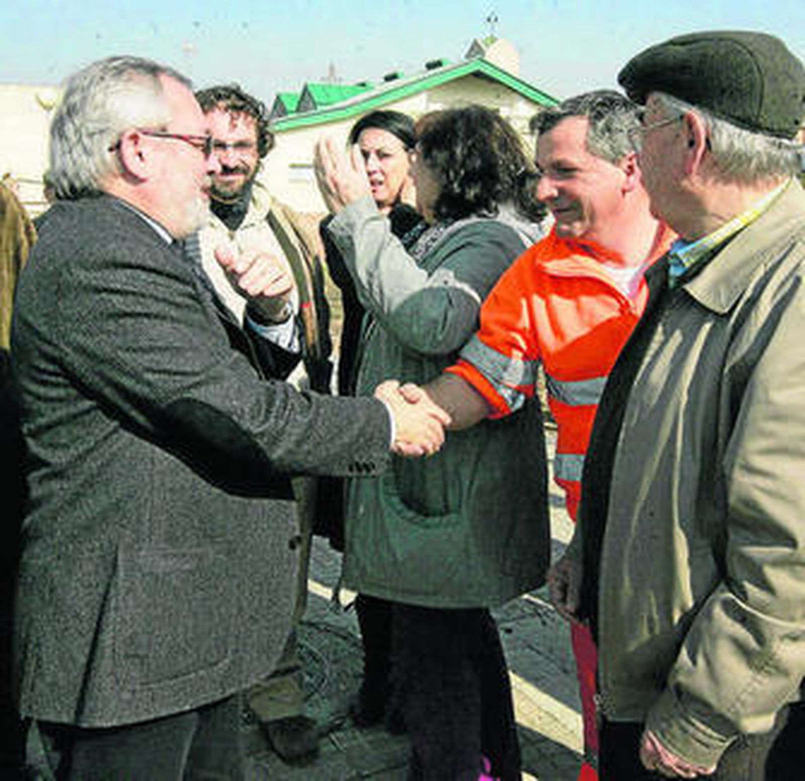El alcalde saluda a un trabajador de Sadeco en el Parque Azahara.