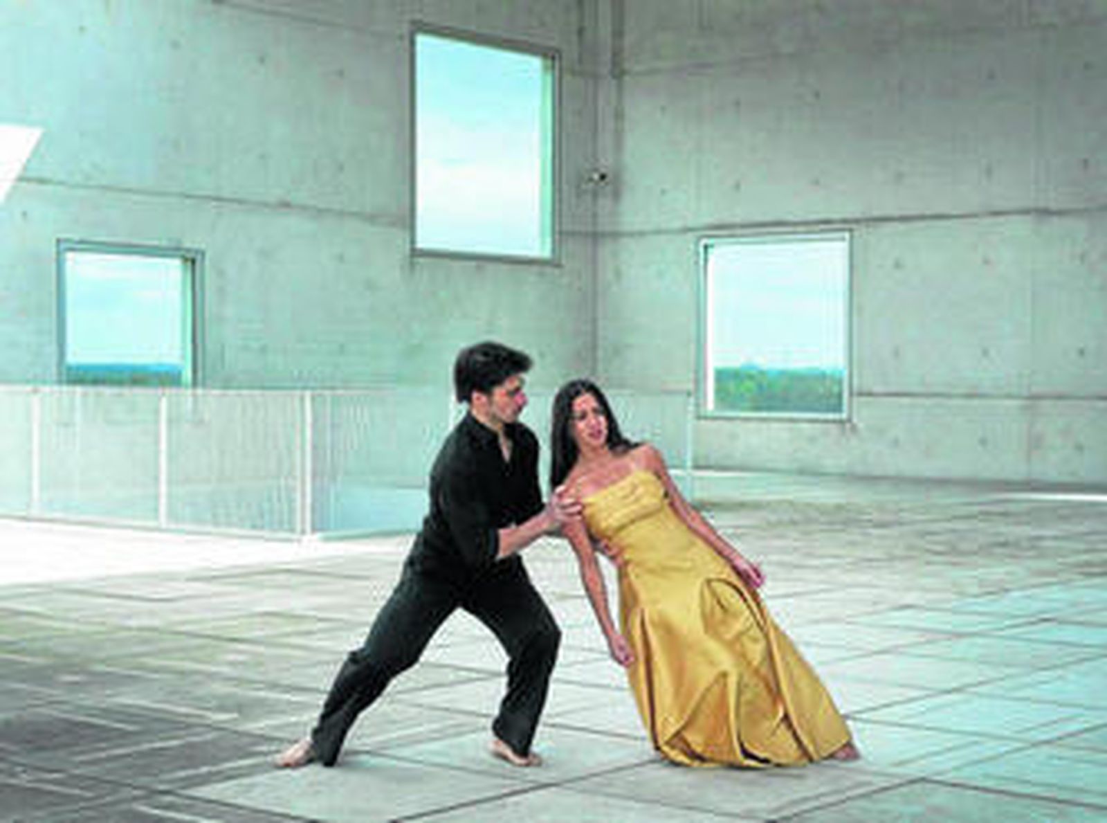 Fotograma del documental 'Pina' de Wim Wenders con los bailarines Damiano Ottavio y Silvia Farias.