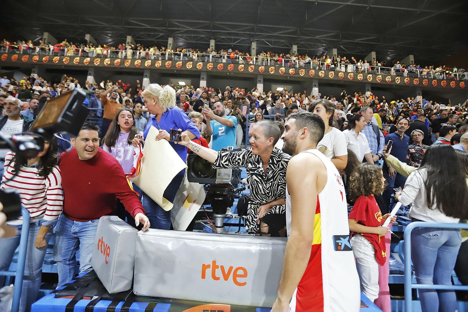 Imágenes de la celebración de la selección Española de baloncesto por certificar su pase con una victoria ante Paises Bajos Imágenes de la celebración de la selección Española de baloncesto por certificar su pase con una victoria ante Paises Bajos