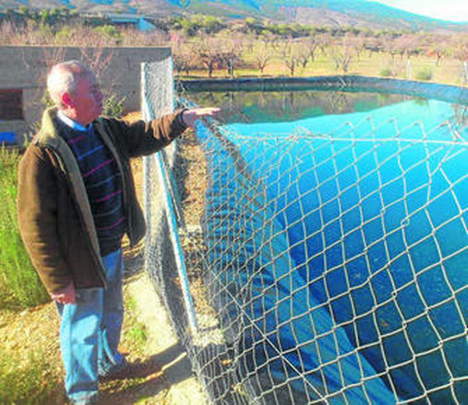 Francisco Oliva muestra la balsa de su propiedad en la que fue encontrado el cadáver del bebé.