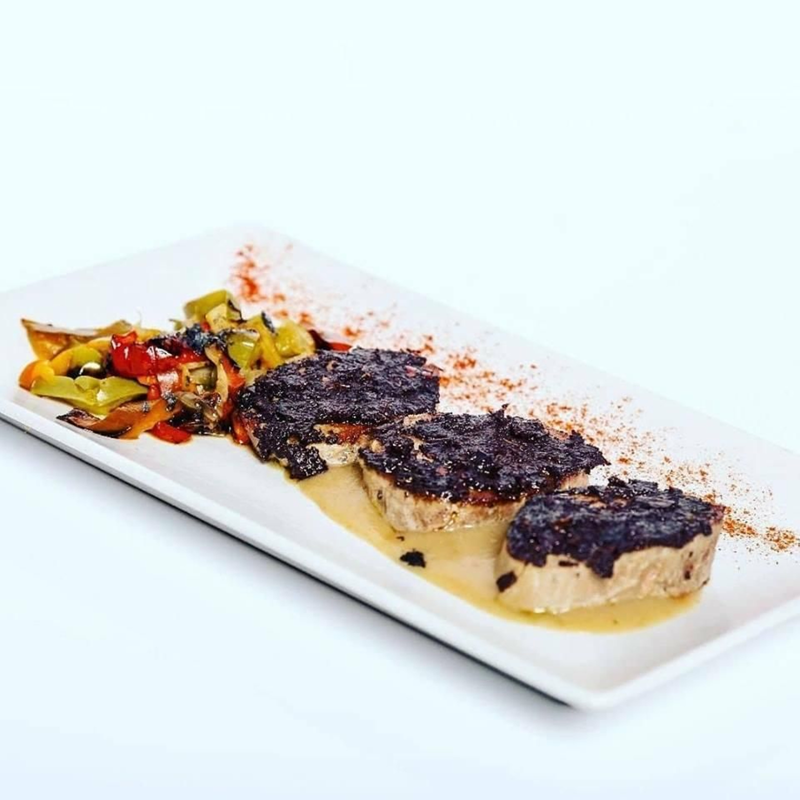 Plato con aceitunas prietas