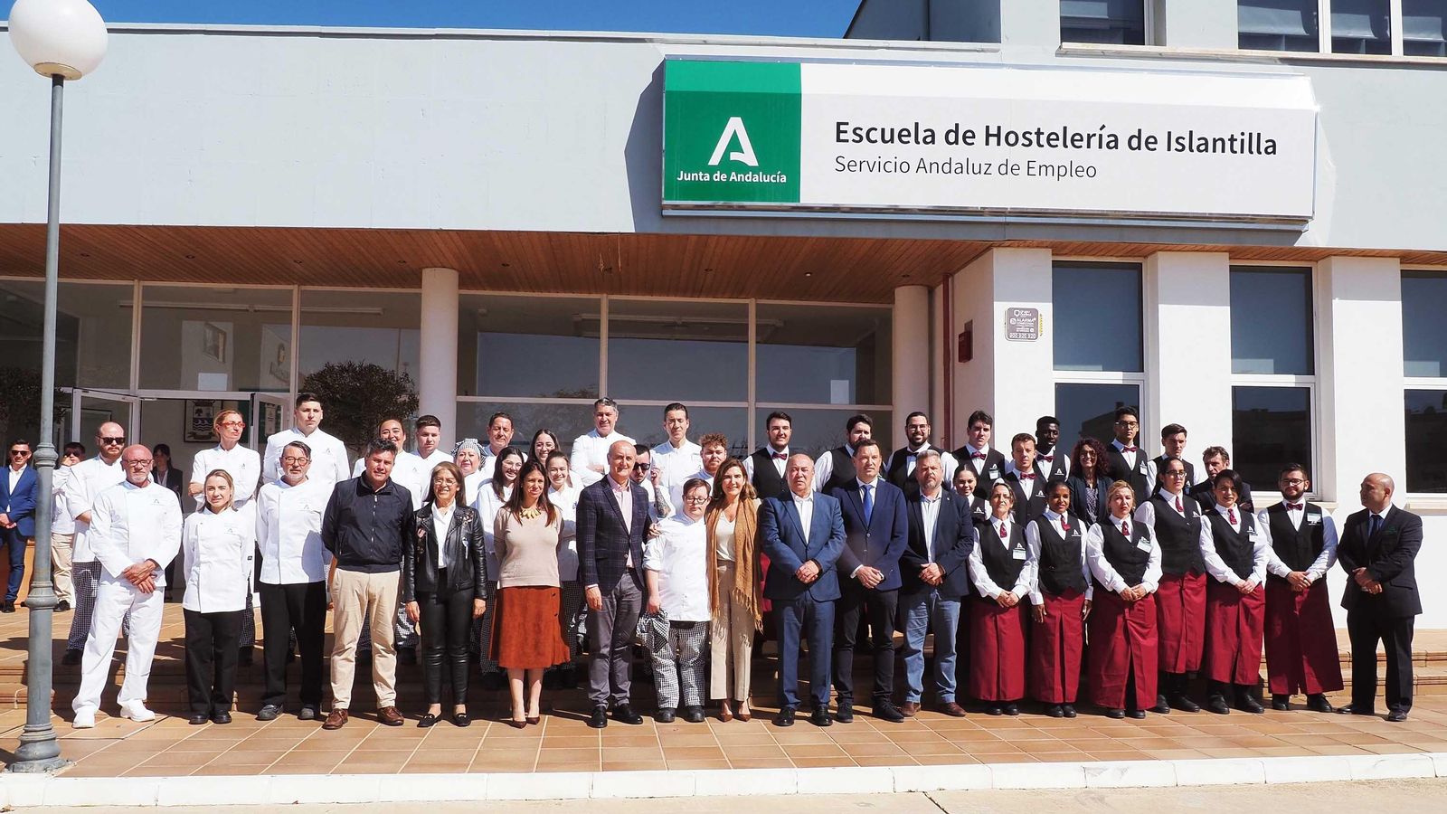 Los actuales 30 alumnos actuales del centro, junto con sus profesores y las autoridades