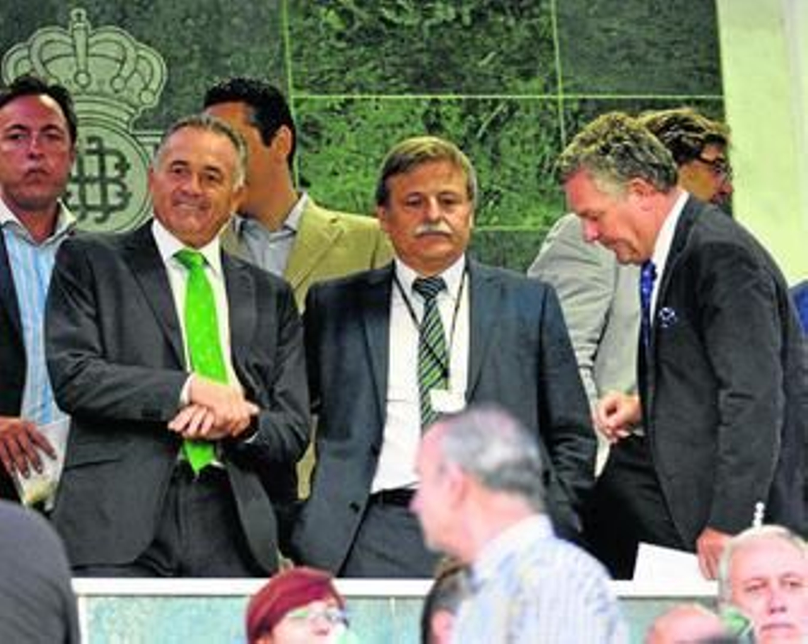 José Antonio Bosch, junto a Rafael Gordillo y Manuel Domínguez, en el palco del estadio.