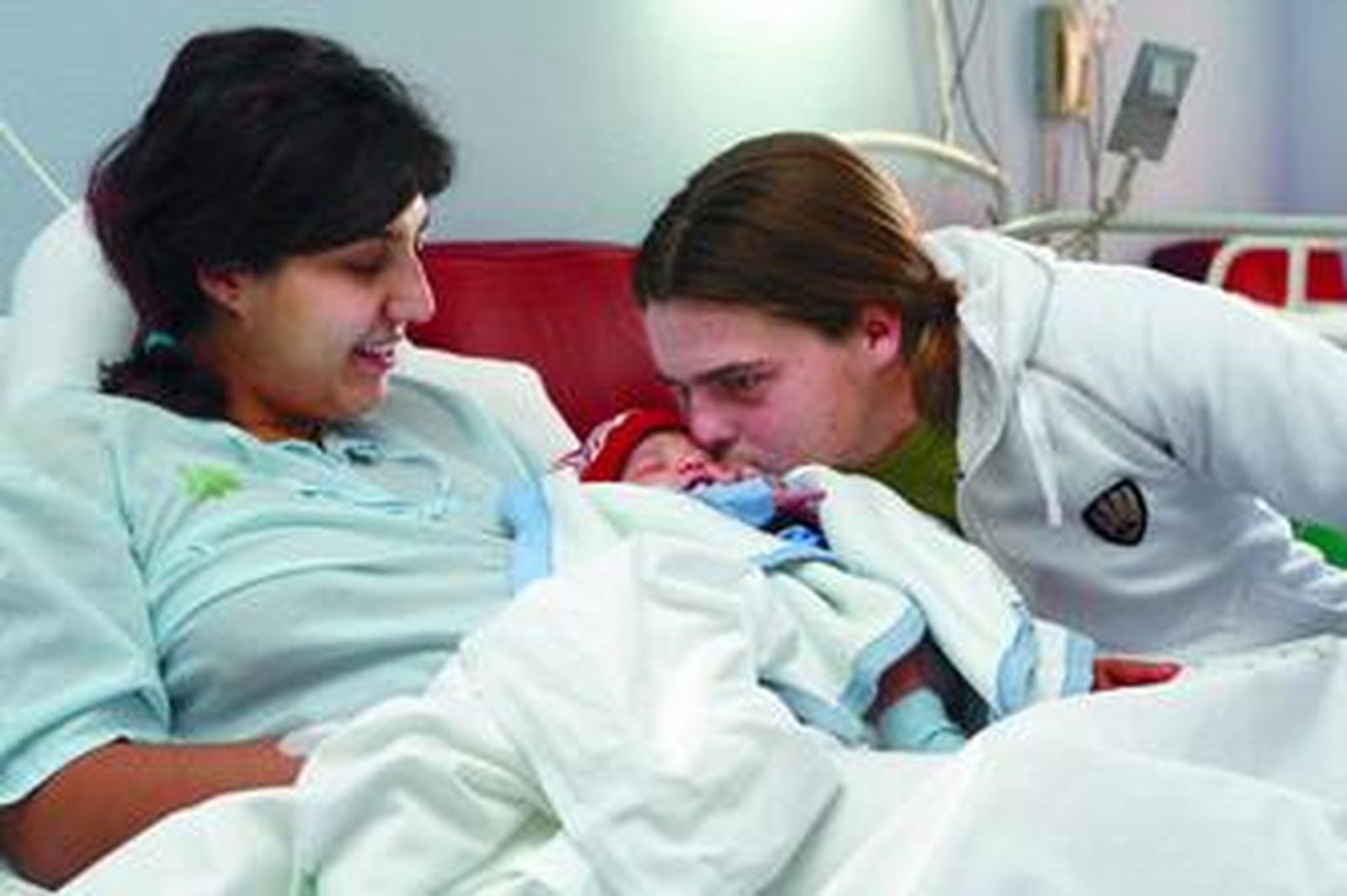 El primer bebé que nació este año en Andalucía, José, junto a sus padres en Motril.