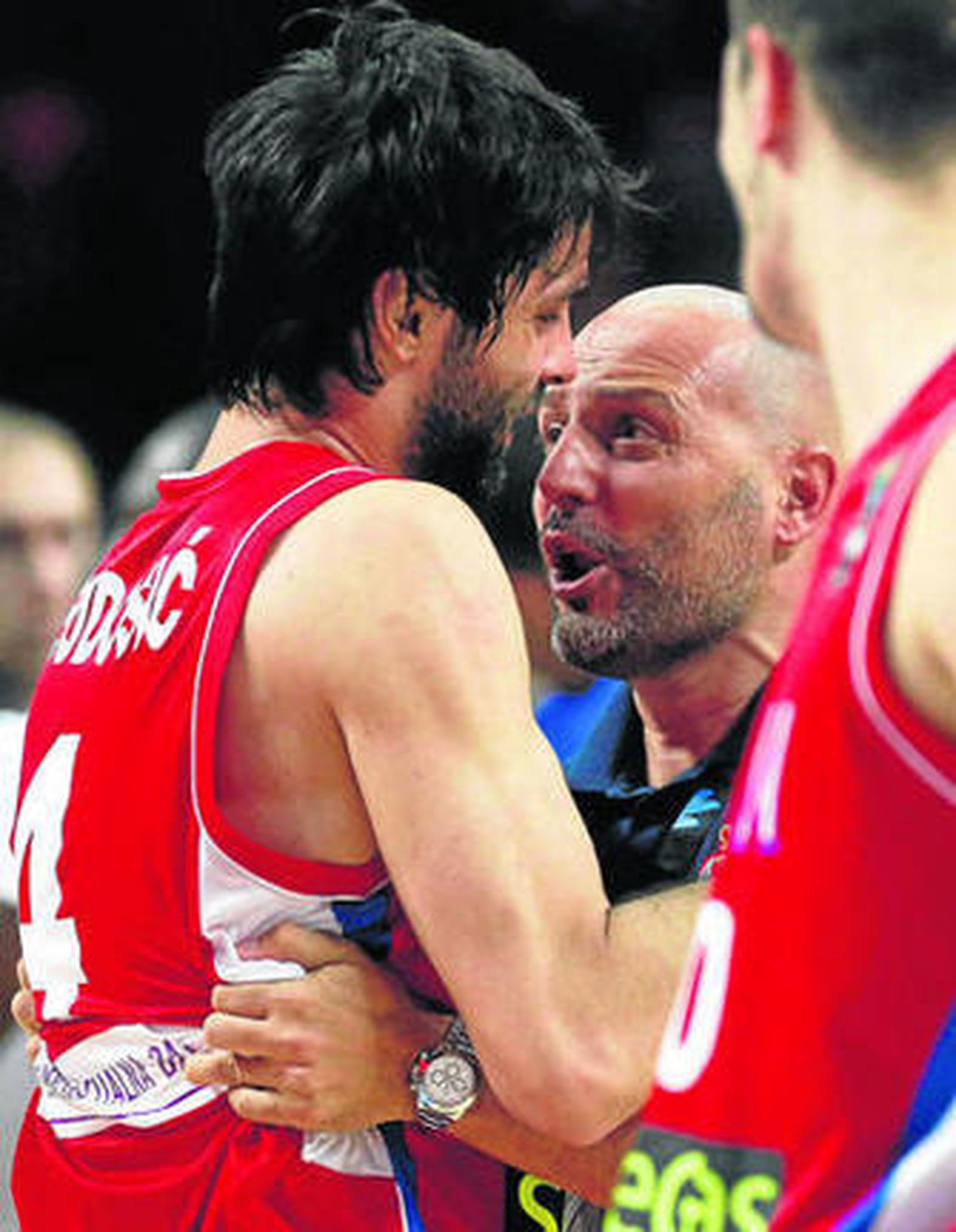 Djordjevic y Teodosic celebran la victoria sobre Francia en las semifinales del Mundial.