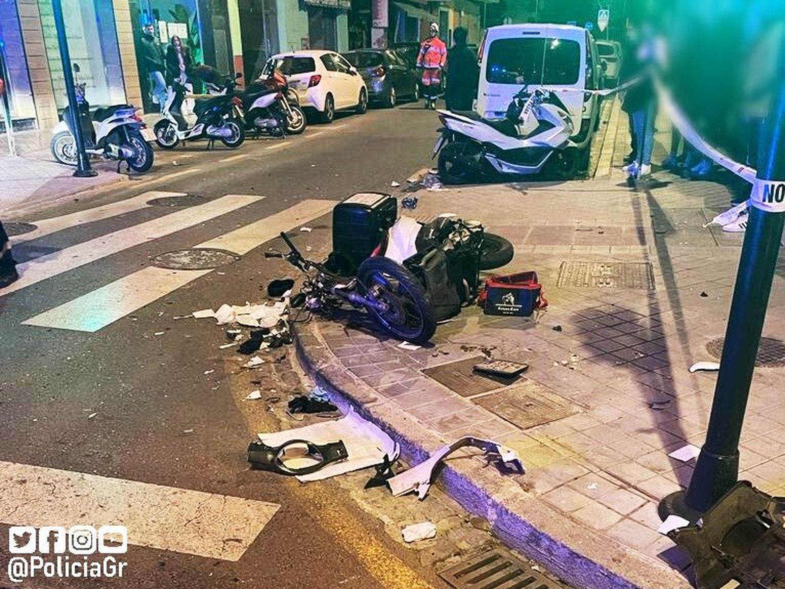 Imagen del estado en el que quedó la motocicleta del repartidor tras el accidente