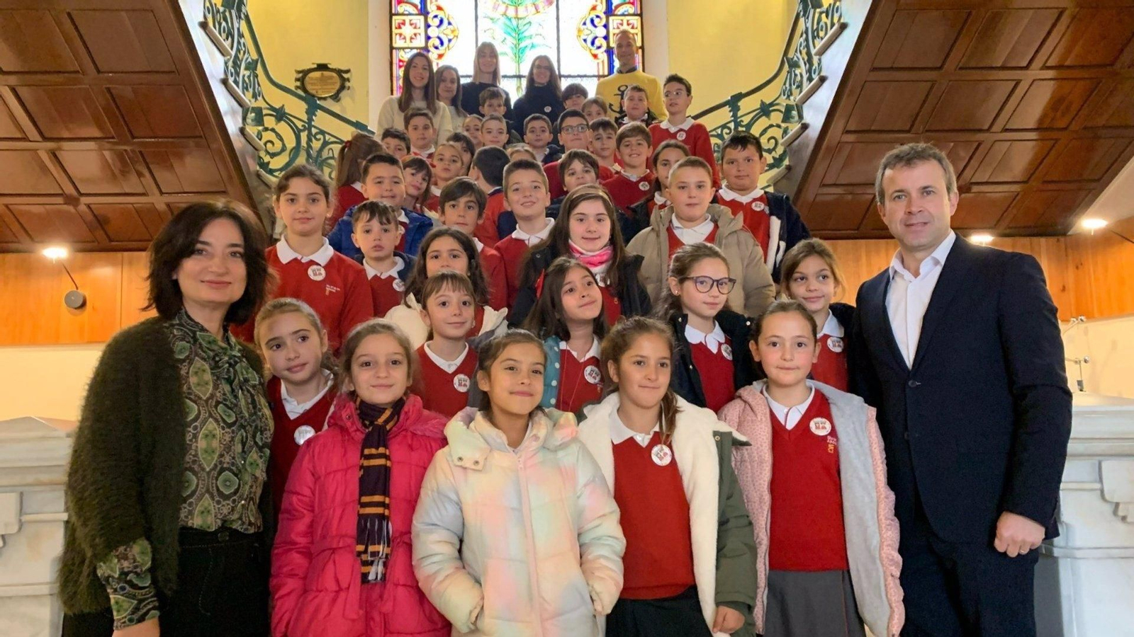 Estudiantes del centro educativo Santa María de los Apóstoles junto a responsables municipales.