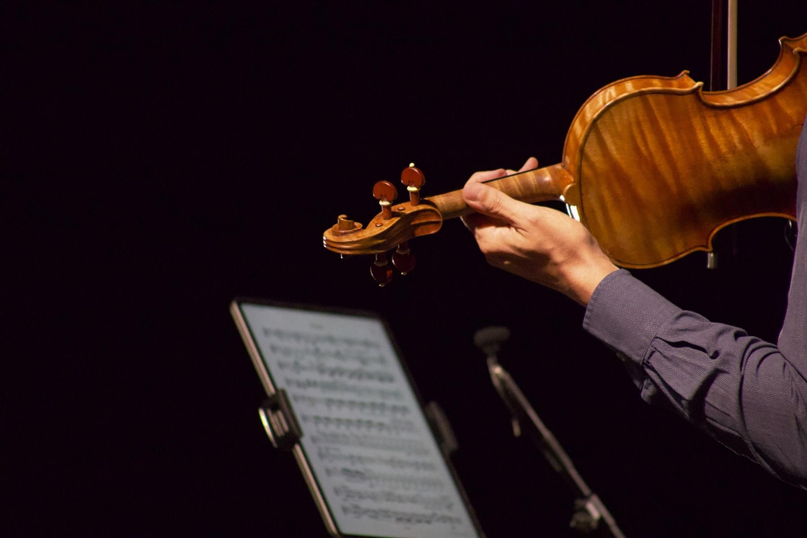 El Trío Vibrart llena de sensibilidad y arte el Tendencias de Salobreña