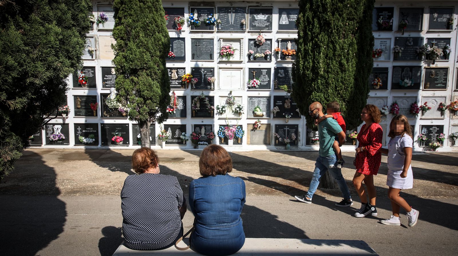Día de recuerdo y emociones en el cementerio de Jerez