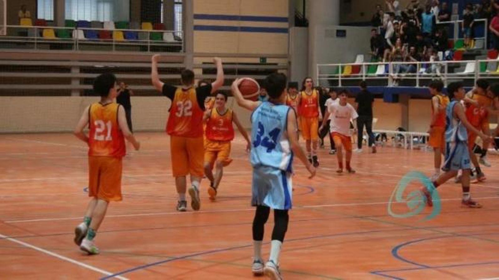 Los jugadores del Cajamar CB Almería Verde festejan su proclamación como campeones provinciales.