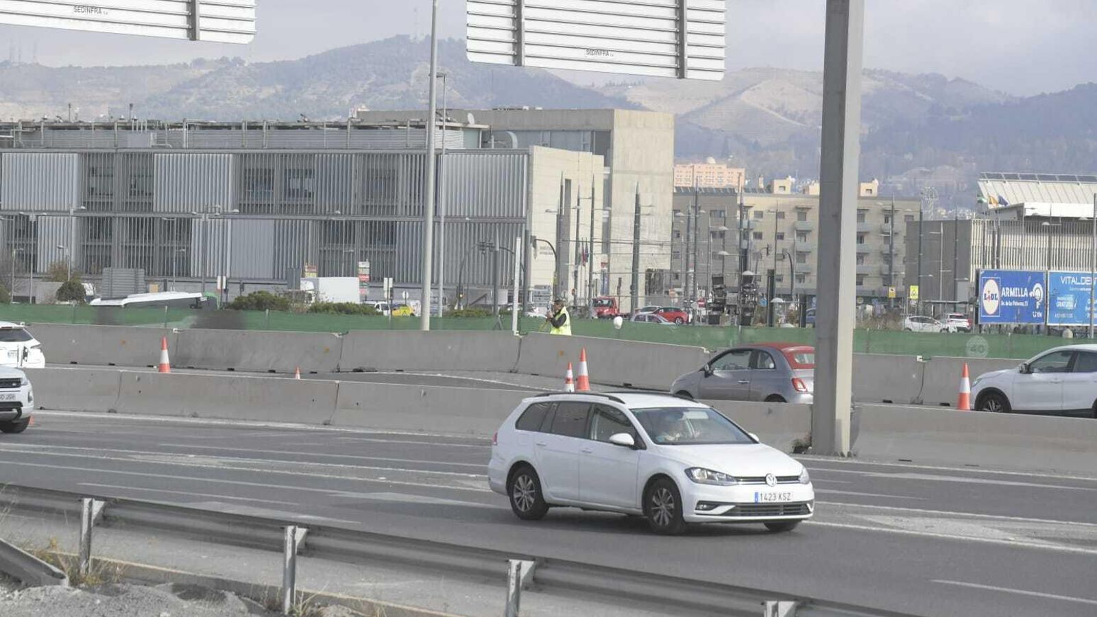 Un técnico de mantenimiento estudia la situación en la zona en la que ha ocurrido el problema