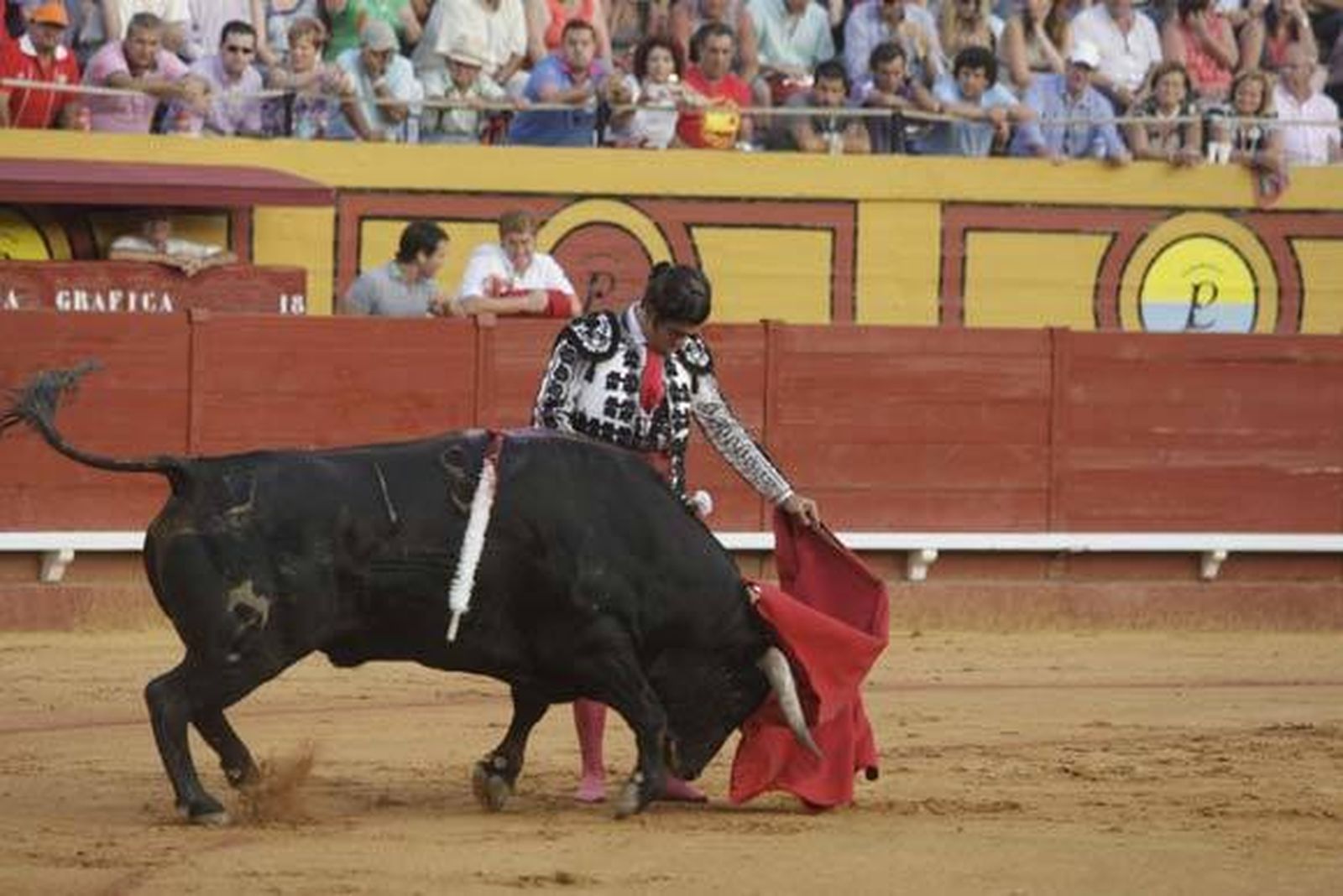 El diestro Morante de la Puebla, ante el segundo de su lote en una faena llena de detalles y de clase.

Foto: Erasmo Fenoy