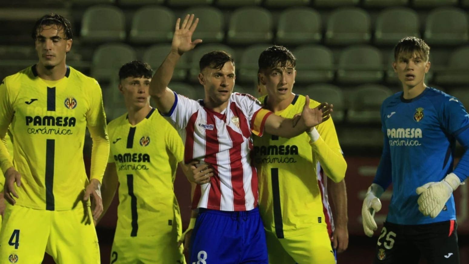Iván Turrillo, rodeado de jugadores del Villarreal B.