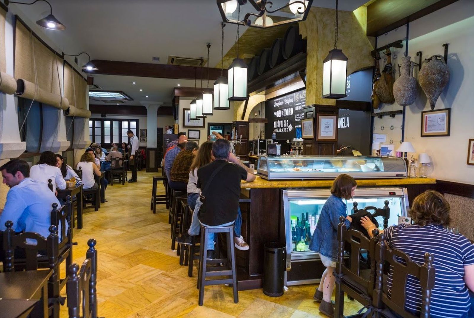Salón interior de Bodegas Mezquita Céspedes.
