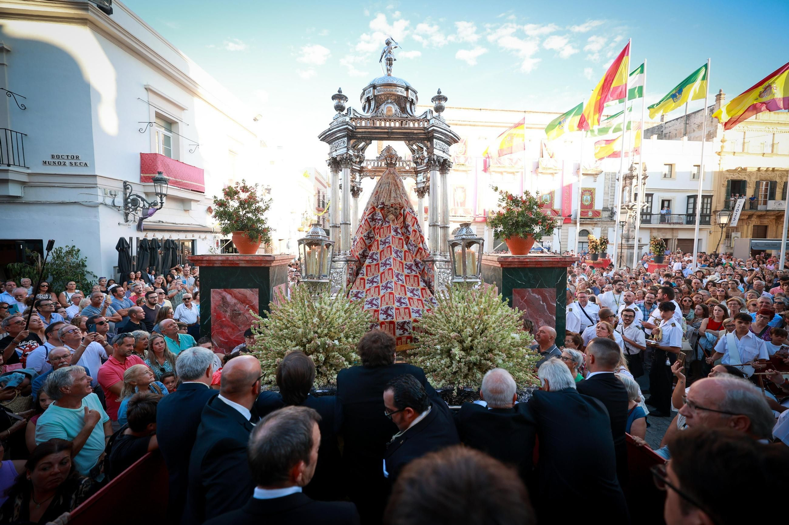 Nuestra Señora de los Milagros, con el manto de castillos y leones, saendo de la Basíilica.