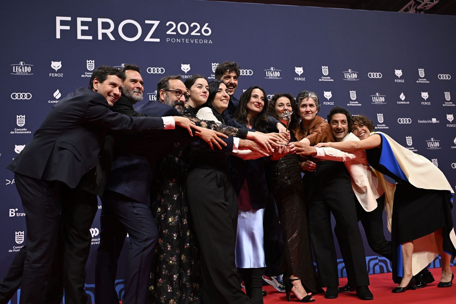 La realizadora Alauda Ruiz acompañada por el equipo de 'Los domingos' en los Premios Feroz.