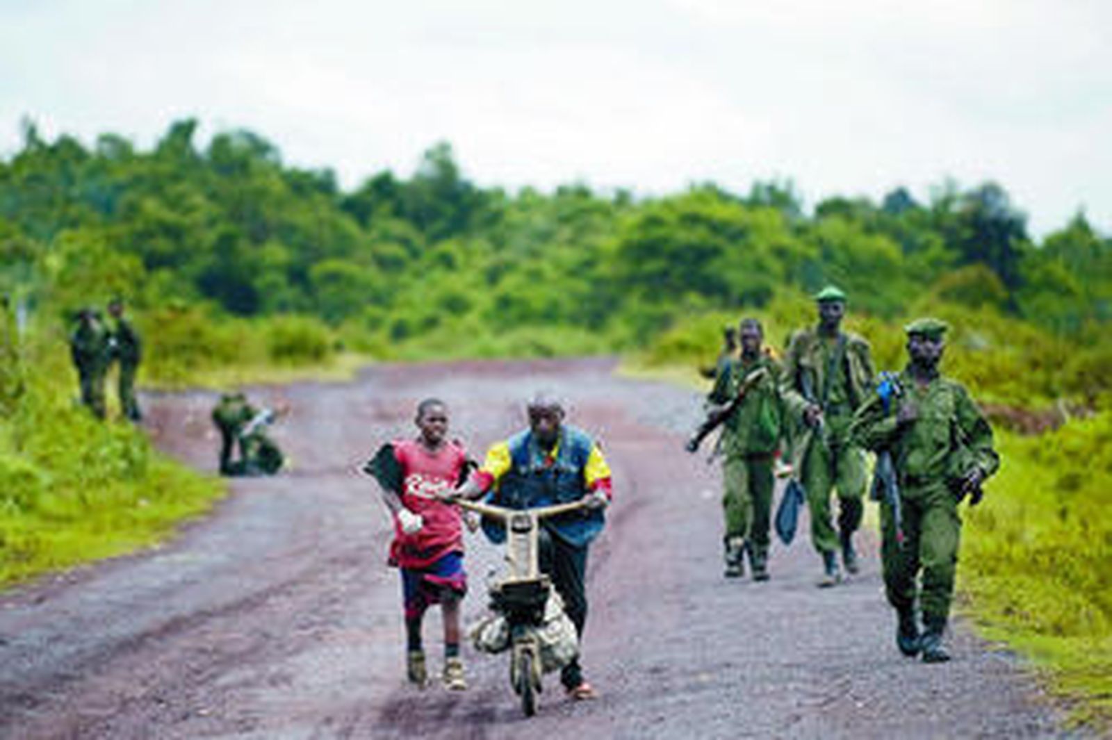 Dos jóvenes se dirigen a Goma, una de las ciudades más castigadas del este del país, junto a varios soldados del Ejército del Congo.
