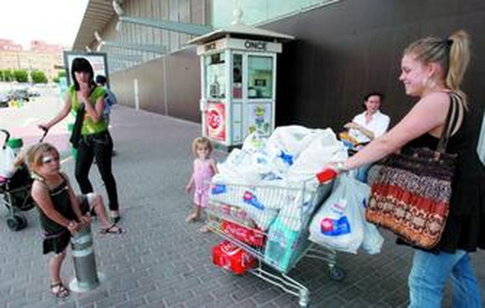 Consumidores llenan los carros hasta la bandera para prevenir la escasez.