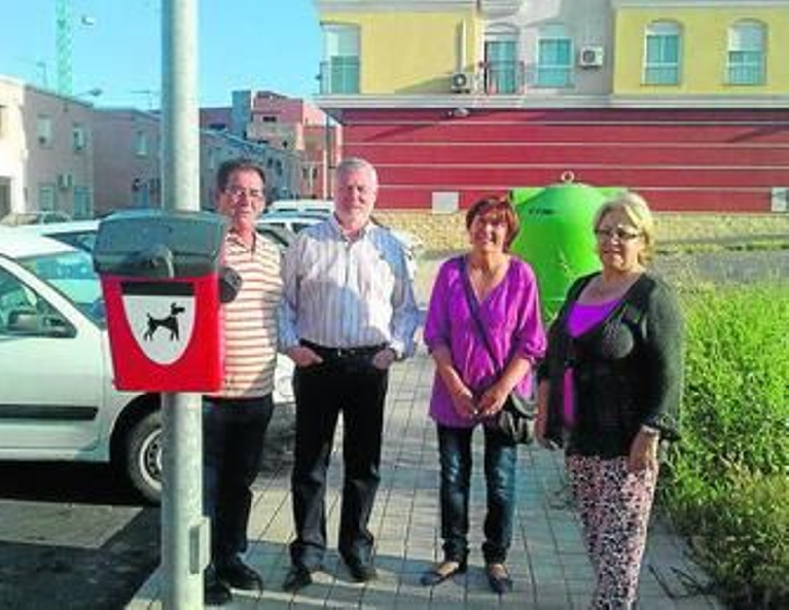 El alcalde de Benahadux frente a una de las papeleras instaladas.